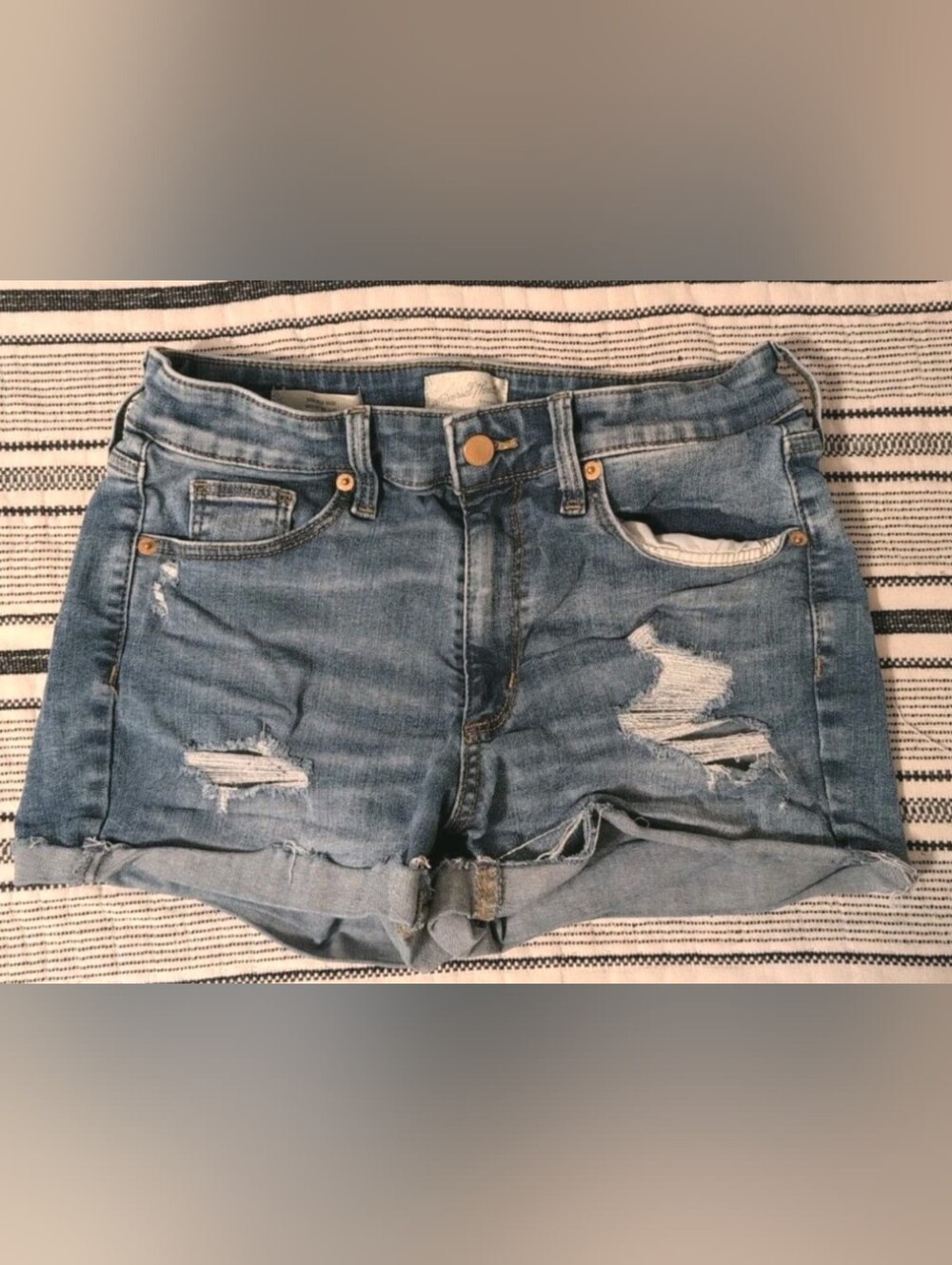 Universal Thread Medium Blue Distressed Roll-Hem Denim Shorts Size 8/29